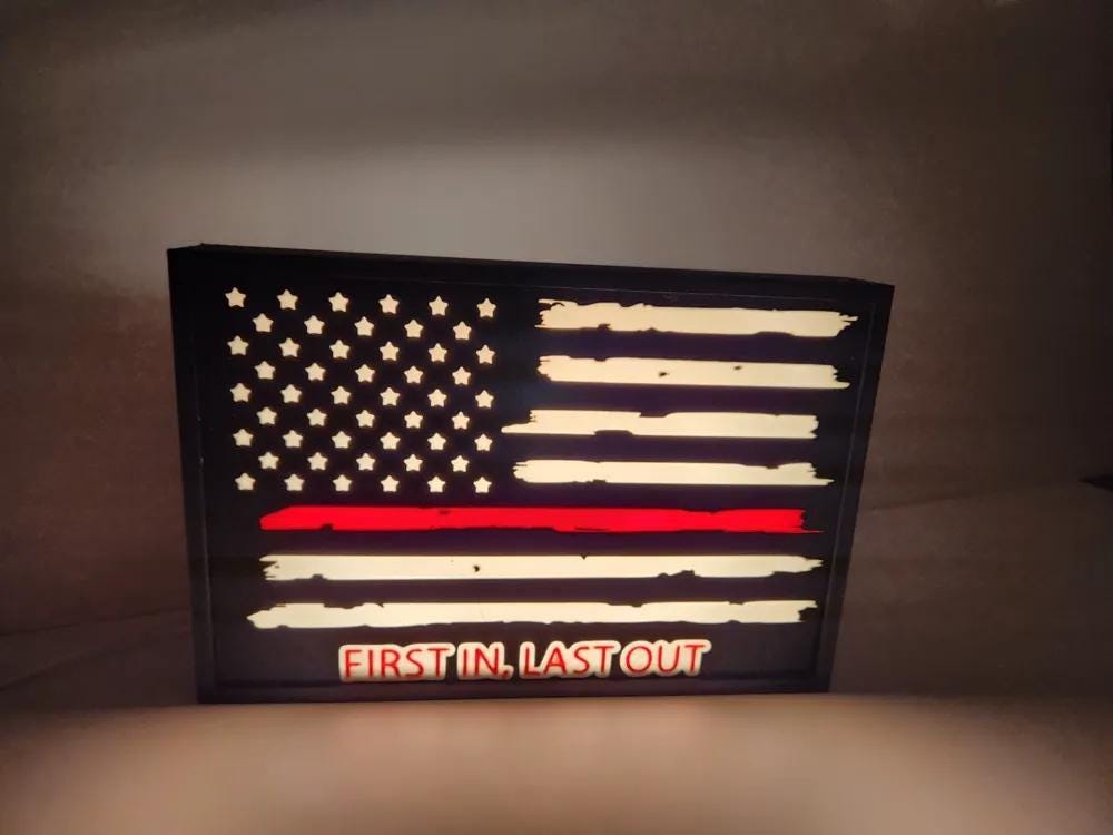 Flagge USA First In, Last Out LED Lampe - Leuchtbox