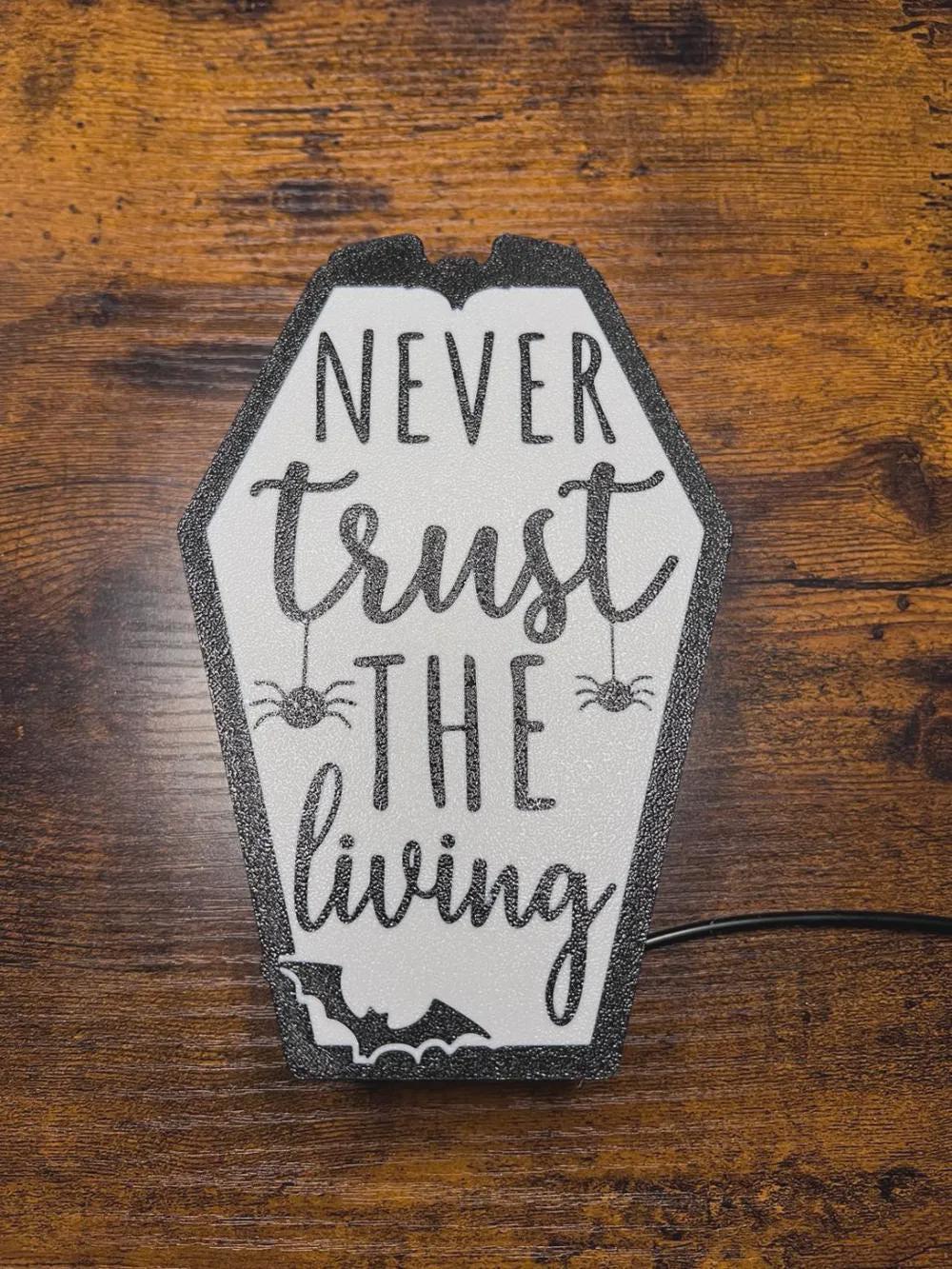 Halloween Never Trust The Living Lampe